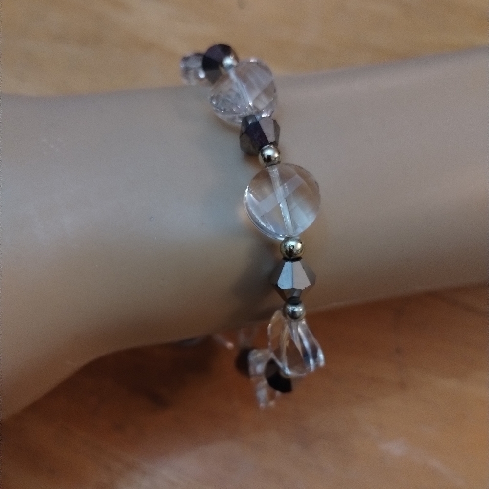 NWT women's glass beaded stretchy bracelet